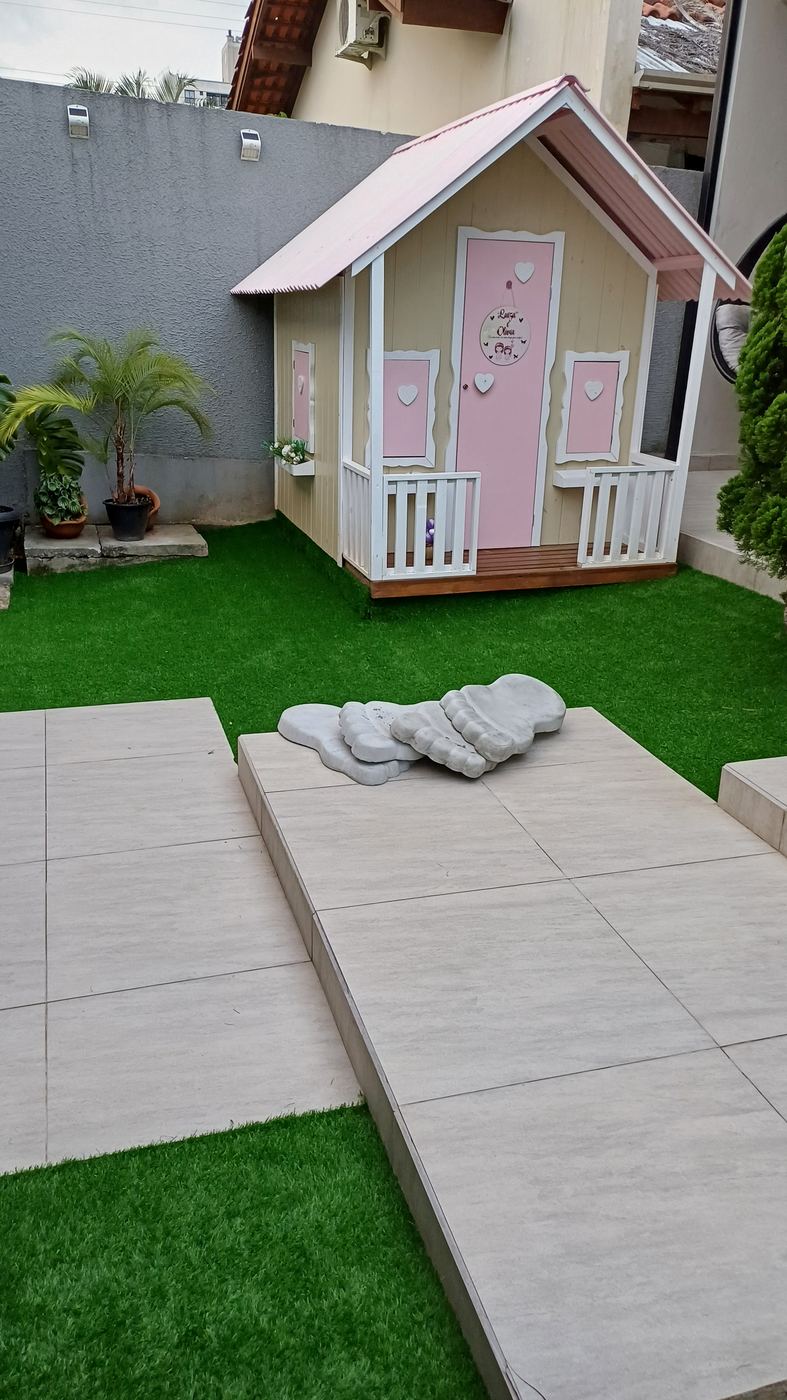 Projeto com grama sintética